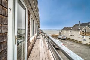 een balkon met uitzicht op de oceaan vanuit een huis bij Provincetown Waterfront Studio in Provincetown