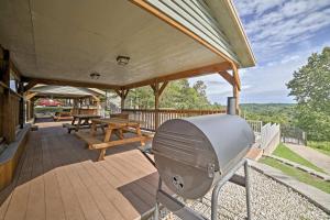 une grande terrasse avec un barbecue et des tables de pique-nique dans l'établissement Reed Springs Condo with Furnished Deck and Pool Access, à Reeds Spring