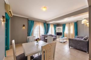 een woonkamer met een tafel en een bank bij Sunrise Garden Beach Resort in Hurghada