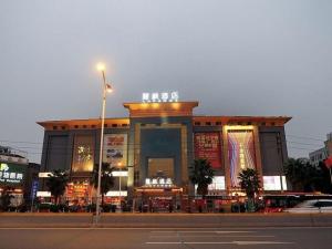 um edifício numa rua da cidade com uma luz de rua em Lavande Hotels·Guangzhou Luoxi Xiajiao Metro Station em Guangzhou