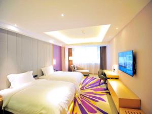 Säng eller sängar i ett rum på Lavande Hotels·Guangzhou Luoxi Xiajiao Metro Station