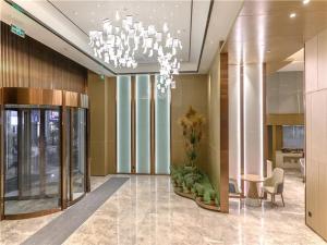 a lobby with a chandelier in a building at Lavande Hotel Chengdou Qingbai River Phoenix Lake in Chengdu