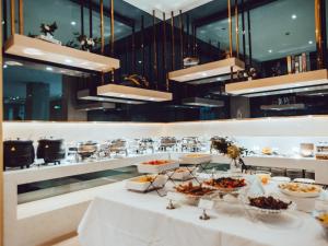 een buffet met gerechten op tafel bij Lavande Hotel Suzhou High Speed Rail North Station in Suzhou