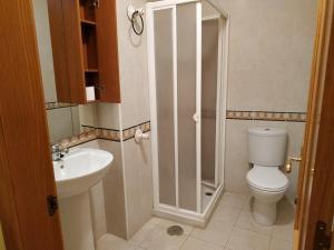 Un baño con ducha, inodoro y lavabo. en Apartamentos - El Bosquin, en Nueva de Llanes 69 fotos más