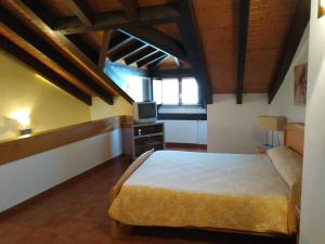 Un pat sau paturi într-o cameră la Apartamentos - El Bosquin