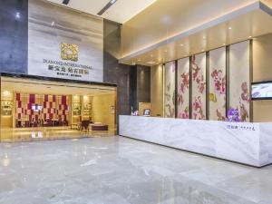 重慶市にあるLavande Hotel Chongqing Nanping Pedestrian Street Convention and Exhibition Centerの壁に看板が貼られたショッピングモールのロビー