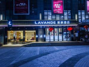 重慶市にあるLavande Hotel Chongqing Nanping Pedestrian Street Convention and Exhibition Centerの夜の建物前空き通り