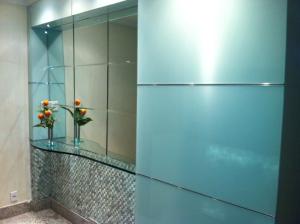 Cette chambre comprend un réfrigérateur bleu et un miroir. dans l'établissement Hotel Encontros (Adult Only), à Rio de Janeiro