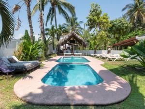 - une piscine dans l'arrière-cour d'une villa dans l'établissement Hotel Verdemar by Rotamundos, à Acapulco