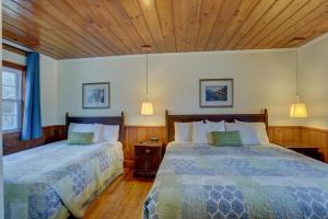 
A bed or beds in a room at Cape Pines Motel Hatteras Island
