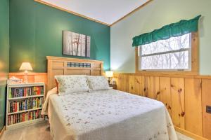 A bed or beds in a room at La Crescent Cottage on Minnesota Bluffs with View!