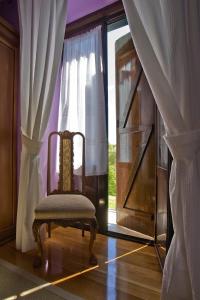 Casa Rural Enkartada في Sopuerta: كرسي في غرفة مع نافذة