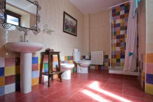 łazienka z umywalką i toaletą w obiekcie Casa Rural Enkartada w mieście Sopuerta
