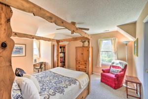 une chambre avec un lit et une chaise rouge dans l'établissement Sky Valley Retreat with Resort Amenities and Views!, à Sky Valley 33 autres photos