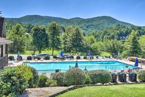une piscine avec des montagnes en arrière-plan dans l'établissement Sky Valley Retreat with Resort Amenities and Views!, à Sky Valley