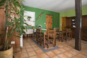 Restauracja lub miejsce do jedzenia w obiekcie Casa Rural Enkartada