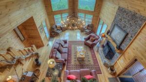 einen Blick über ein Wohnzimmer in einer Hütte in der Unterkunft High Five Lodge in Mineral Bluff