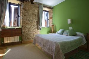 um quarto verde com uma cama e 2 janelas em Casa Rural Enkartada em Sopuerta