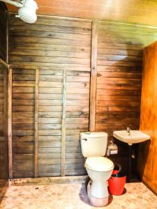 a bathroom with a toilet and a sink at Villa Celeste Katira in Rio Celeste
