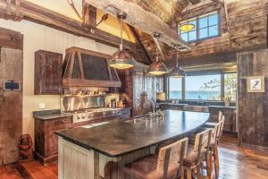 eine Küche mit einer großen Insel in der Mitte eines Raumes in der Unterkunft Gull Lakes Finest! Reclaimed Charm and Luxury in Lake Shore