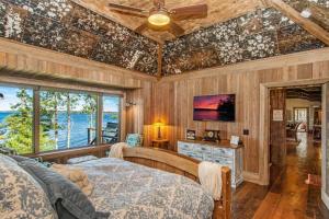 เตียงในห้องที่ Gull Lakes Finest! Reclaimed Charm and Luxury