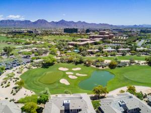 Et luftfoto af *NEW* Lux Scottsdale Home with Pool, Hot Tub, and Gym