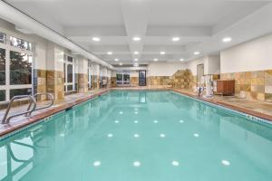 Бассейн в Holiday Inn Express & Suites Tacoma, an IHG Hotel или поблизости