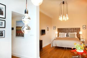 1 dormitorio con 1 cama y sala de estar en Blue Tulip Amsterdam en Ámsterdam