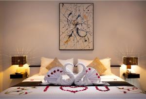 سرير أو أسرّة في غرفة في Danoya Private Luxury Residences