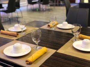 A restaurant or other place to eat at Holiday Inn El Monte - Los Angeles, an IHG Hotel