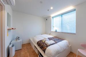 Rúm í herbergi á plat hostel keikyu haneda home
