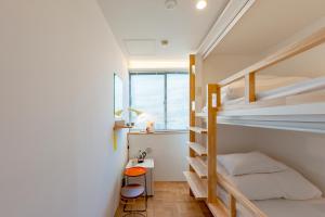 Rúm í herbergi á plat hostel keikyu haneda home