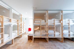 Rúm í herbergi á plat hostel keikyu haneda home
