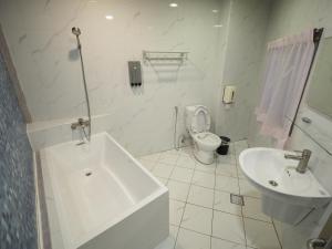 新竹市にある合悅都會商旅 Heyue HOTELの白いバスルーム(洗面台、トイレ付)