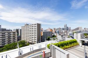 una vista de la ciudad desde el balcón de un edificio en Re-Rent Residence 押上, en Tokio