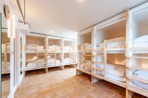 Rúm í herbergi á plat hostel keikyu haneda home