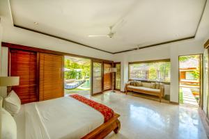 1 dormitorio con 1 cama y sala de estar en Villa Maharaj, en Seminyak