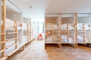 Двухъярусная кровать или двухъярусные кровати в номере plat hostel keikyu haneda home