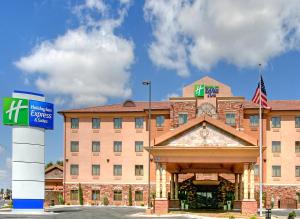 een hotelgebouw met een bord ervoor bij Holiday Inn Express Hotel & Suites Las Cruces, an IHG Hotel in Las Cruces
