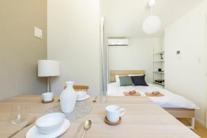 una habitación con una cama y una mesa con platos. en Re-Rent Residence 押上, en Tokio