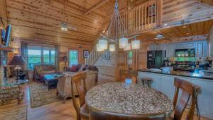 Cabaña con cocina y sala de estar con mesa. en Majestic Sunrise, en Blue Ridge