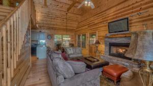 Una sala de estar con un sofá y una chimenea. en Majestic Sunrise, en Blue Ridge