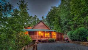 una cabaña de madera en el bosque con luces encendidas en Majestic Sunrise, en Blue Ridge