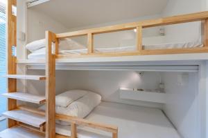 Koja eða kojur í herbergi á plat hostel keikyu haneda home