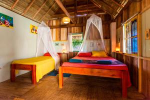 Ένα ή περισσότερα κρεβάτια σε δωμάτιο στο Retro Kampot Guesthouse