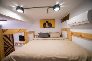 Cama ou camas em um quarto em QBE B&B