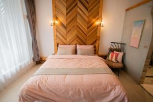 Cama ou camas em um quarto em QBE B&B