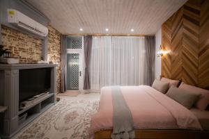 Cama ou camas em um quarto em QBE B&B