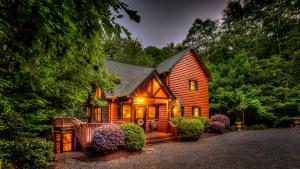 una cabaña de madera en medio de un bosque en Our Blue Heaven, en Blue Ridge