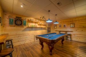 una mesa de billar en una habitación con paredes de madera en Our Blue Heaven, en Blue Ridge